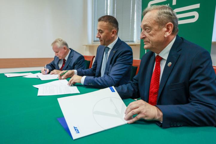 Podpisanie aneksu o współpracy pomiędzy PANS w Chełmie a LOT CREW S.A. (fot. PANS w Chełmie)
