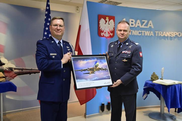 Przedstawiciele Ambasady USA w 1 Bazie Lotnictwa Transportowego (fot. Mirosław Cyryl Wójtowicz)3