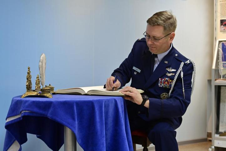 Przedstawiciele Ambasady USA w 1 Bazie Lotnictwa Transportowego (fot. Mirosław Cyryl Wójtowicz)4