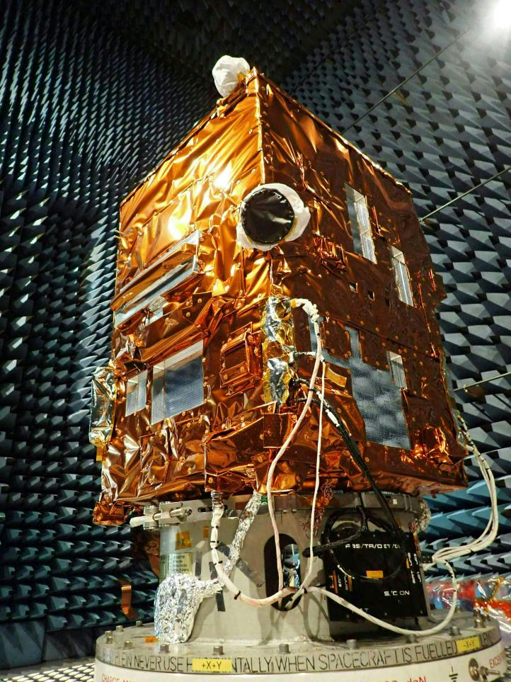 Satelita THEOS-2 w komorze bezechowej (fot. Airbus)