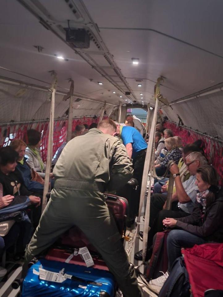 Wnętrze samolotu C-295M CASA podczas ewakuacji Polaków z Izraela w ramach operacji NEON (fot. 8 Baza Lotnictwa Transportowego)