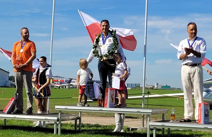 21. Szybowcowe Mistrzostwa Europy - Łukasz Wójcik na 1 stopniu podium w klasie 18 m (fot. Łukasz Wójcik, Facebook)