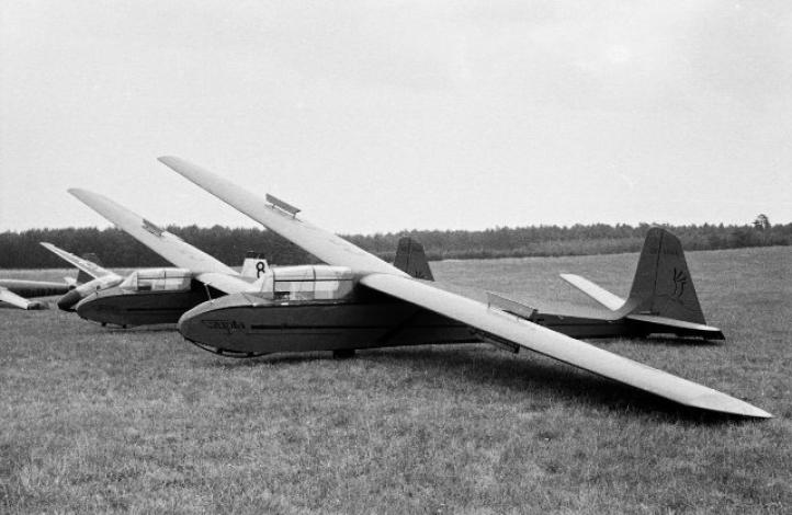 Dwa szybowce Czapla na lotnisku (fot. Wacław Hołyś)