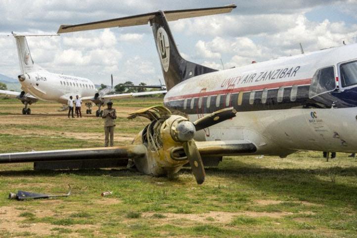 EMB-120 po wypadku na lotnisku Kikaboga w Tanzanii, fot. avherald