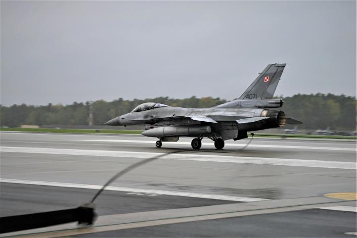 F-16 ląduje z użyciem systemu awaryjnego hamowania BAK w Łasku (fot. por. Marek Sobieraj)2