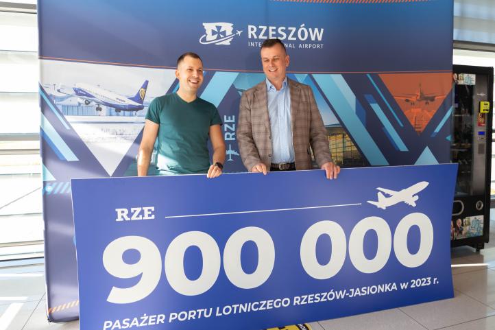 Michał Kłeczek z Rzeszowa - 900-tysięczny pasażer (fot. Łukasz Ożóg, port lotniczy Rzeszów-Jasionka)