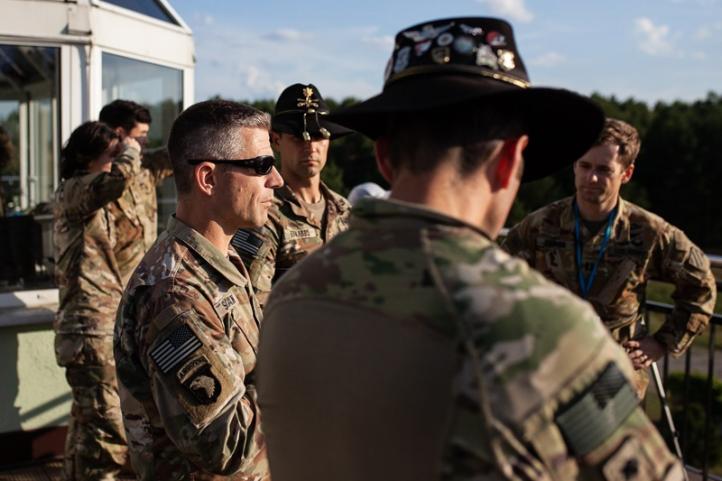 Płk Ryan P. Sullivan (pierwszy z lewej), dowódca stacjonującej w Powidzu 3 Combat Aviation Brigade (fot. Grzegorz Czaplicki)