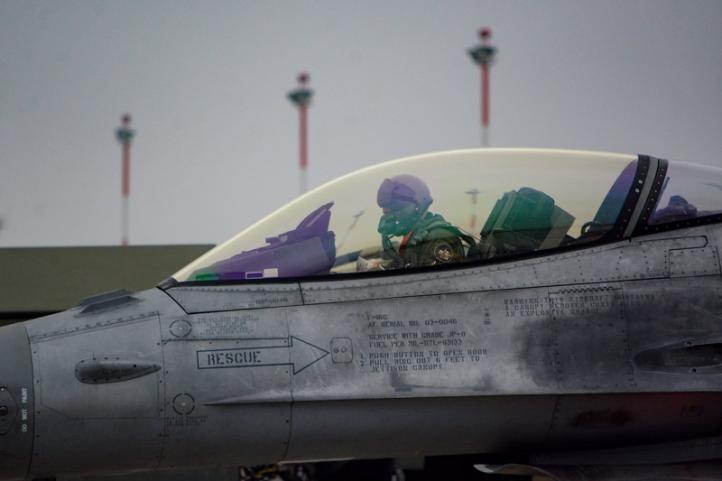 Pilot za sterami F-16 polskich Sił Powietrznych na lotnisku - widok z bliska z boku (fot. Paweł Krzeszkiewicz)