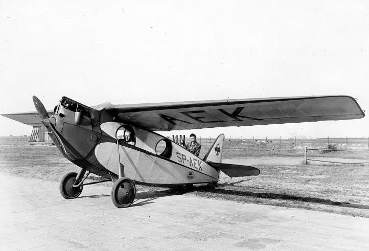 RWD-4 Aeroklubu Poznańskiego. W samolocie obserwator Stefan Pluciński (fot. Anonymous Unknown author, domena publiczna, Wikimedia Commons)