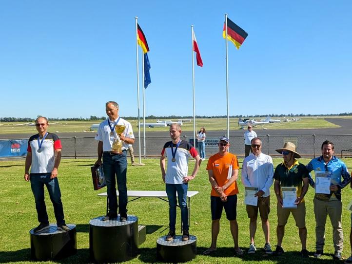 37. Szybowcowe Mistrzostwa Świata FAI w Australii - Sebastian Kawa na 1 miejscu podium (fot. British Gliding Team, Facebook)