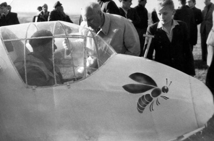 Adam Dziurzyński w szybowcu "Osa" – oblot prototypu (fot. z archiwum Mirosławy Dziurzyńskiej, dzięki uprzejmości Wojciecha Gorgolewskiego)