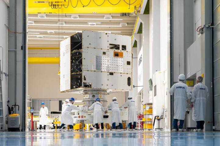 Galileo 2 generacji - dostawa satelity do cleanroomu (fot. Airbus)