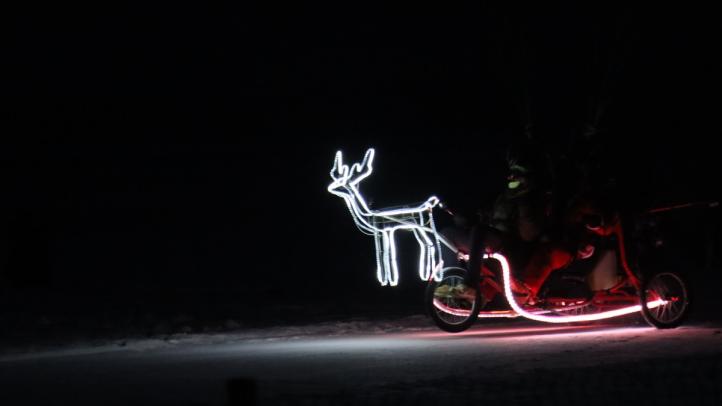 Latający Święty Mikołaj, a jednym z jego pomocników mazowiecki policjant (fot. Zespół Prasowy KWP zs. w Radomiu)4