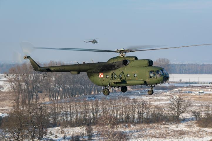 Mi-8 i Mi-2 w locie zimą (fot. Sławomir Bartosik Lotnicza Agencja Fotograficzna)