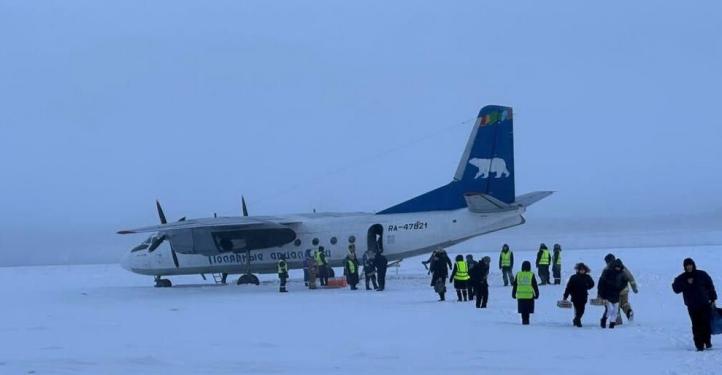 Samolot Polar Airlines po lądowaniu na zamarźniętej rzece, fot. sakhaday