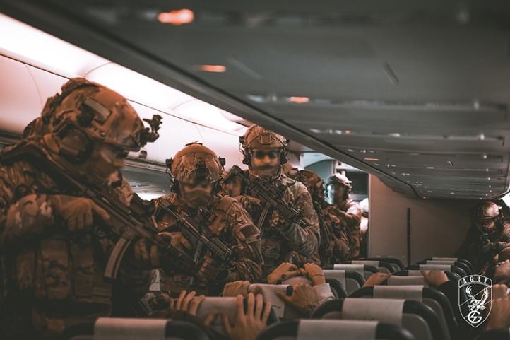 Terroryści na pokładzie samolotu. Wspólny trening służb w Pyrzowicach (fot. arch. JW AGAT)2