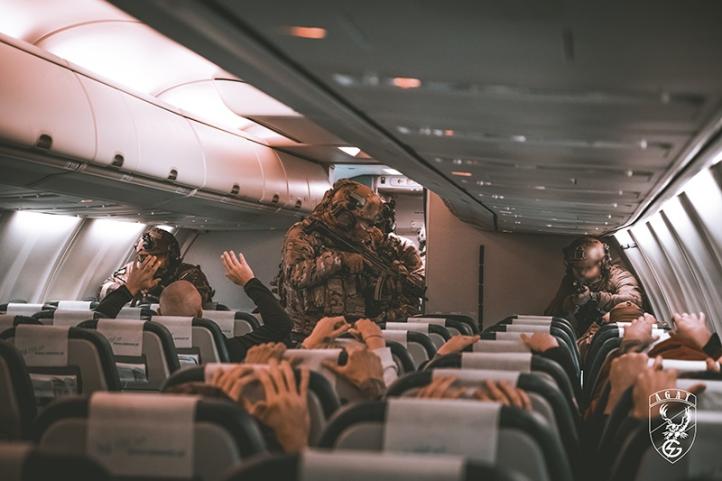 Terroryści na pokładzie samolotu. Wspólny trening służb w Pyrzowicach (fot. arch. JW AGAT)3