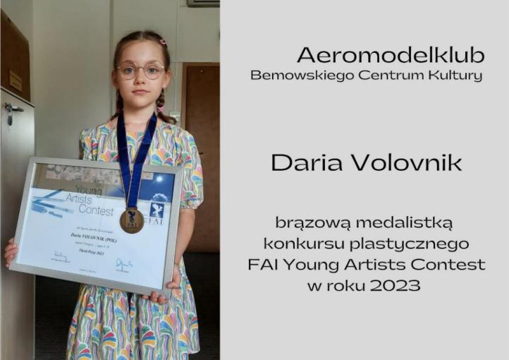 Daria Volovnik z medalem FAI i dyplomem (fot. Aeromodelklub Bemowskiego Centrum Kultury)