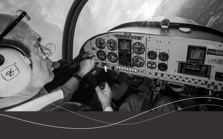 Jacek Dziedzio w za sterami samolotu (fot. Bartolini Air)