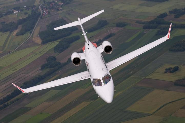Learjet 75 Liberty Lotniczego Pogotowia Ratunkowego w locie - widok z przodu (fot. Filip Modrzejewski)