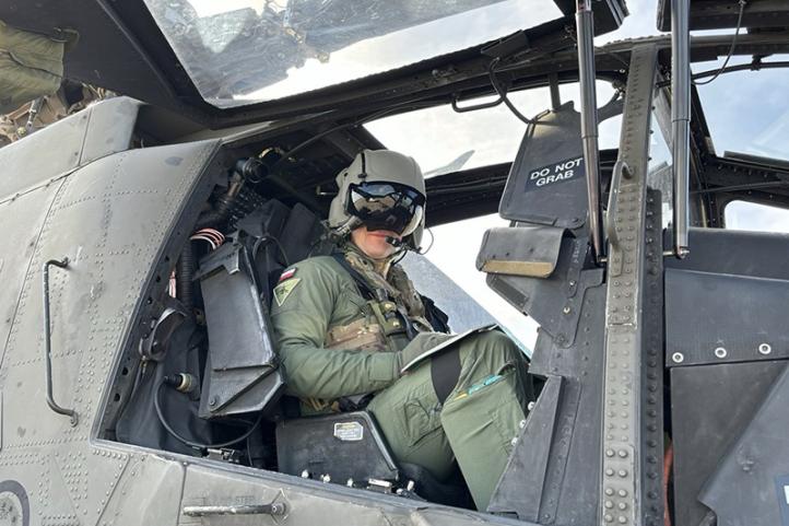 Polski pilot za sterami AH-64 (fot. arch. prywatne)2
