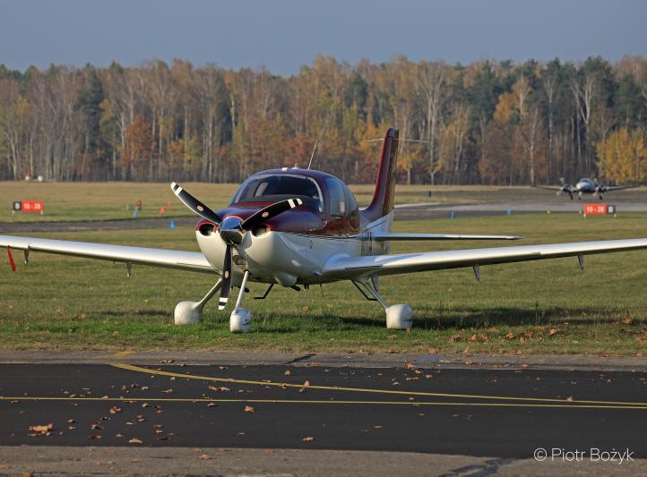 Samolot GA na lotnisku - widok z przodu (fot. Piotr Bożyk)