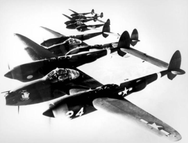 Cztery samoloty P-38 lecące w formacji (fot. USAF, Domena publiczna, Wikimedia Commons)