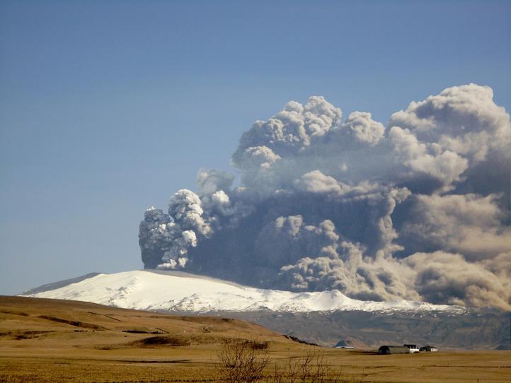 Erupcja wulkanu Eyjafjallajokull w 2010, fot. skybrary