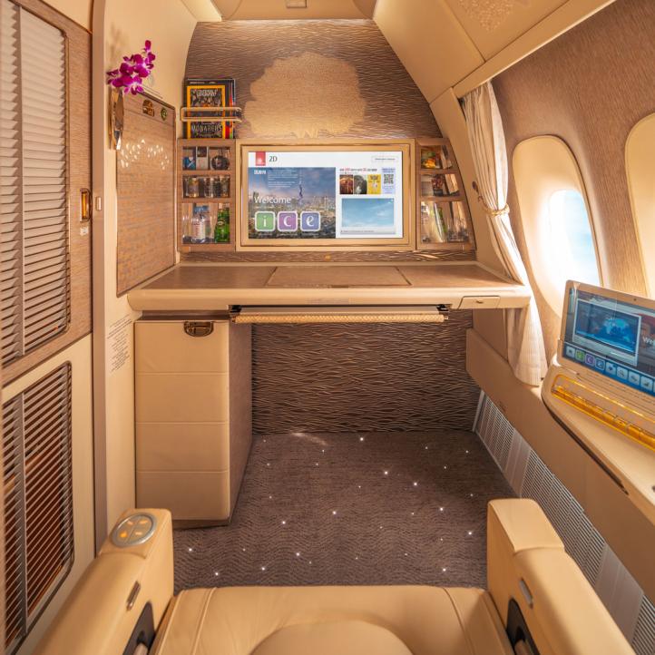 First Class, w pełni zamknięta kabina w prywatnym apartamencie na pokładzie Boeinga 777-300ER linii Emirates (fot. Emirates)