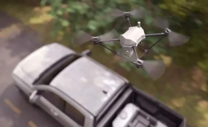Khronos - pudełkowy dron na uwięzi w locie (fot. Dilectro)