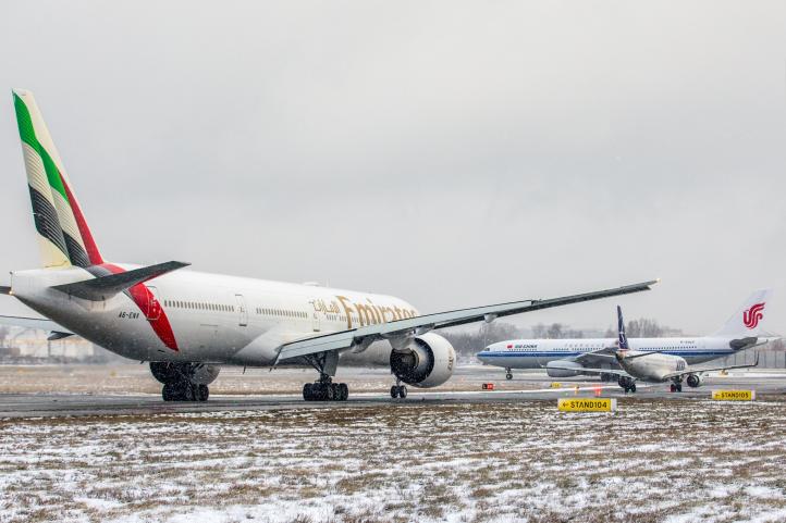 Kolejka do startu - od lewej Boeing 777 linii Emirates, następnie Embraer 195 LOT-u oraz rozpoczynający start Airbus A330 Air China (fot. D. Kłosiński)