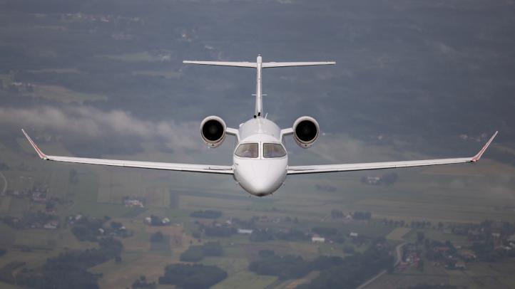 Bombardier Learjet 75 Lotniczego Pogotowia Ratunkowego w locie - widok z przodu (fot. Filip Modrzejewski)