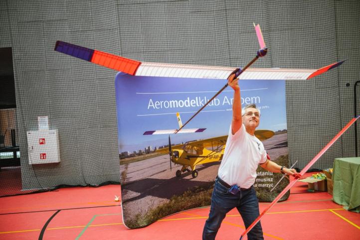 Grzegorz Pawlak z Aeroklubu Łódzkiego prezentuje model szybowca swobodnie latającego (fot. Kinga Porucznik)