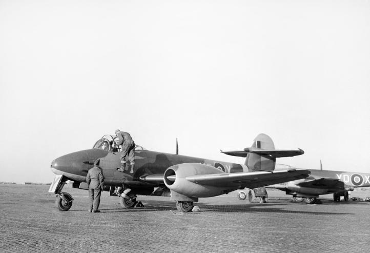 Para Glosterów Meteorów Mk. I 616. Squadronu RAF-u (fot. Forward (F/O), Miller (F/O), Royal Air Force official photographer, Domena publiczna, Wikimedia Commons)