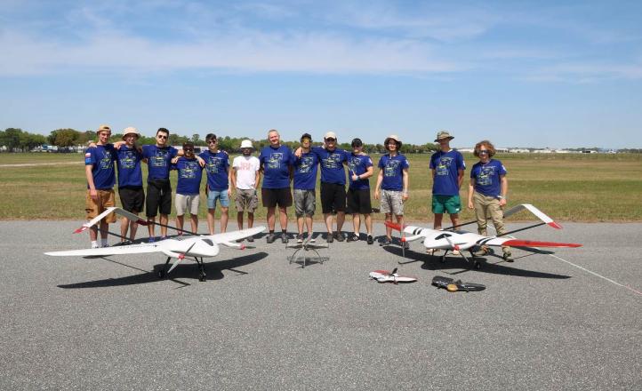 Studenci AKL i ich samoloty podczas zawodów SAE Aerodesign East rozgrywanych w USA (fot. Akademicki Klub Lotniczy PWr)