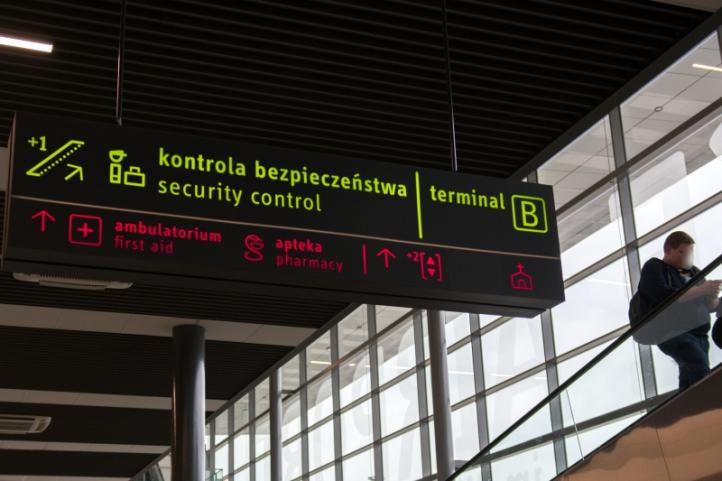 Kontrola bezpieczeństwa na lotnisku w Katowicach-Pyrzowicach (fot. Śląski OSG)