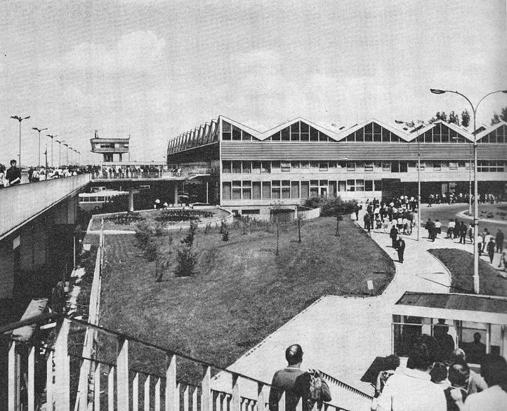 Port lotniczy w latach 70. XX wieku (fot. T. Hermańczyk, Domena publiczna, Wikimedia Commons)