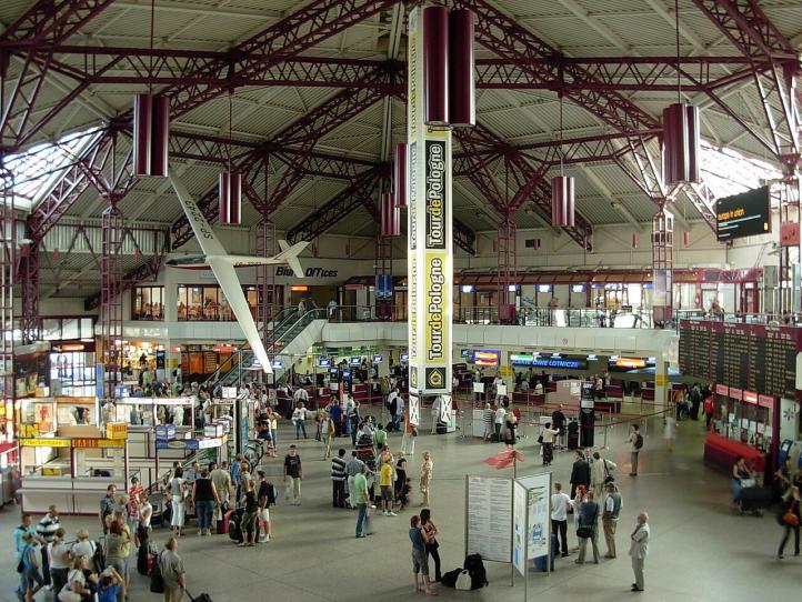 Wnętrze hali odlotów starej części terminalu A przed przebudową (2008) (fot. Foma, CC BY-SA 3.0, Wikimedia Commons)