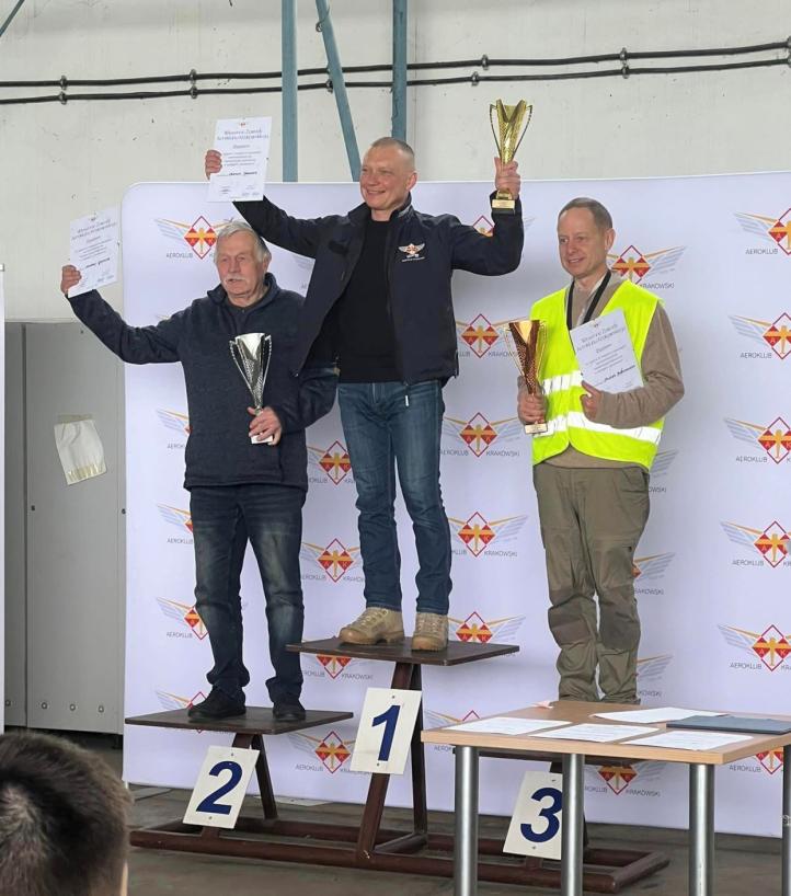 Zawody na najładniejsze lądowanie w klasyfikacji 'Klubowicz' - podium (fot. Aeroklub Krakowski) Zawody na najładniejsze lądowanie w klasyfikacji 'Klubowicz' - podium (fot. Aeroklub Krakowski)