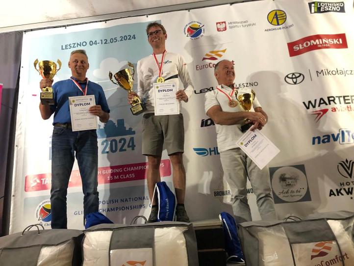 14. Szybowcowe Mistrzostwa Polski w klasie 15m - podium (fot. Aeroklub Leszczyński)