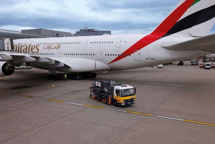 A380 linii Emirates i samochód z paliwem Jet A-1 na płycie lotniska (fot. Emirates)