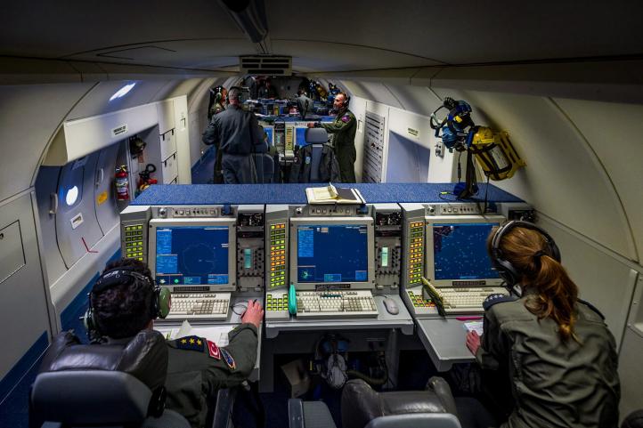 AWACS - wewnątrz z załogą (fot. Michał Niwicz)