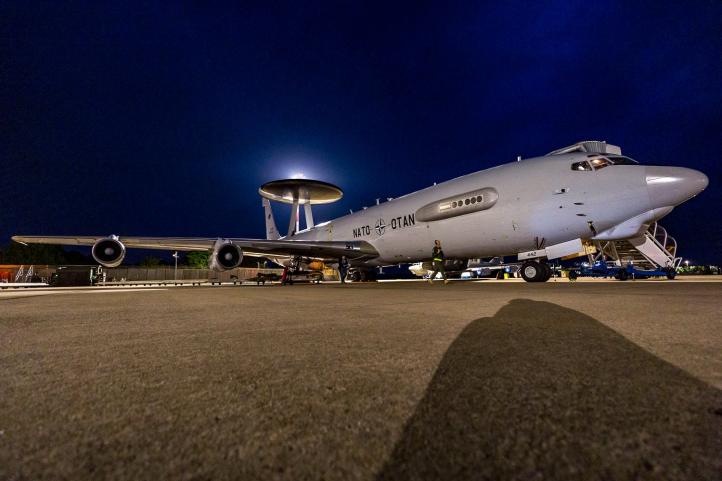 AWACS na lotnisku (fot. Michał Niwicz)