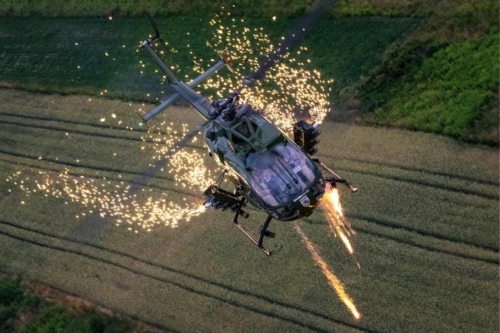 Bölkow Bo 105 - pokaz z pirotechniką (fot. Heli Solution)