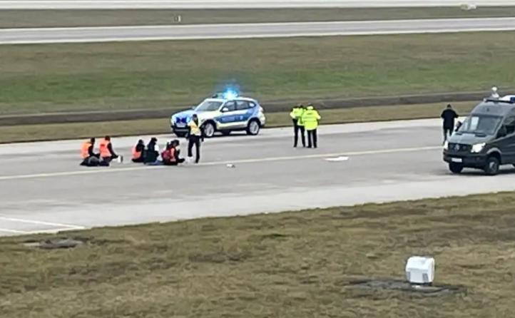 Blokowanie lotniska w Monachium przez aktywistów, fot. DW