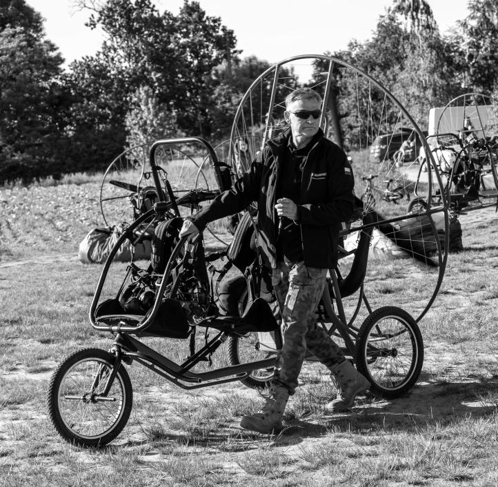 Dariusz Brzostowicz (fot. Paramotor Team Poland - Reprezentacja Polski w Motoparalotniarstwie, Facebook) Dariusz Brzostowicz (fot. Paramotor Team Poland - Reprezentacja Polski w Motoparalotniarstwie, Facebook)