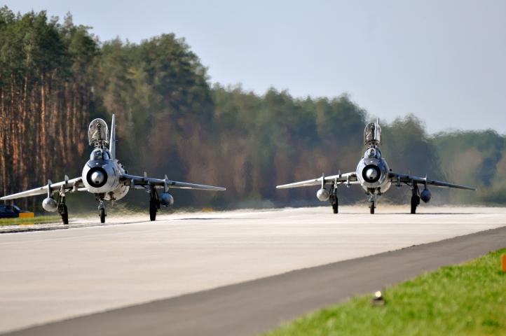 Dwa samoloty Su-22 na DOL Wielbark 2024 (fot. 21. Baza Lotnictwa Taktycznego)