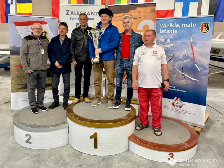 Edward Burek z Mielca z pucharem przechodnim (fot. Piotr Banaczyk)