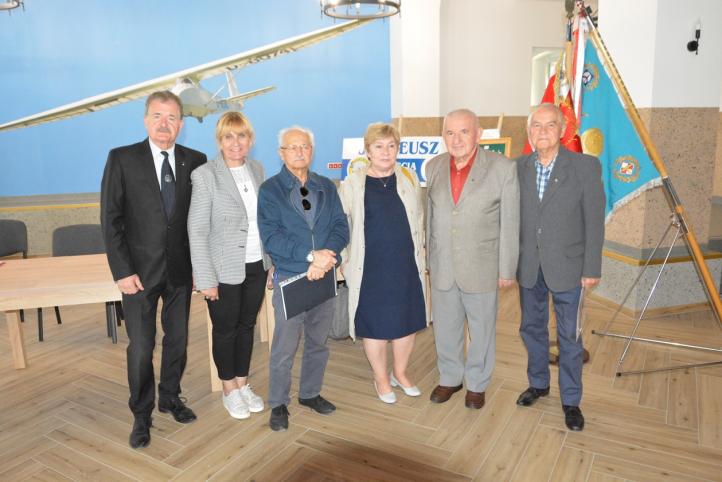 Pamiątkowa fotografia prezesa Marka Gołębiowskiego z byłymi pracownikami Aeroklubu Jeleniogórskiego (fot. Andrzej Szymczak)