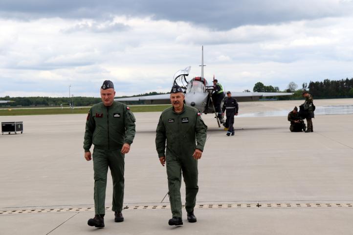 Pożegnalny lot zastępcy Dowódcy 4 Skrzydła Lotnictwa Szkolnego (fot. Urszula Krzemińska)4